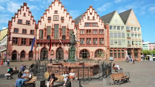 Frankfurt 2022年9月11日 Roemerberg视图 广场周围有市政厅 喷泉和老楼 — 图库视频影像