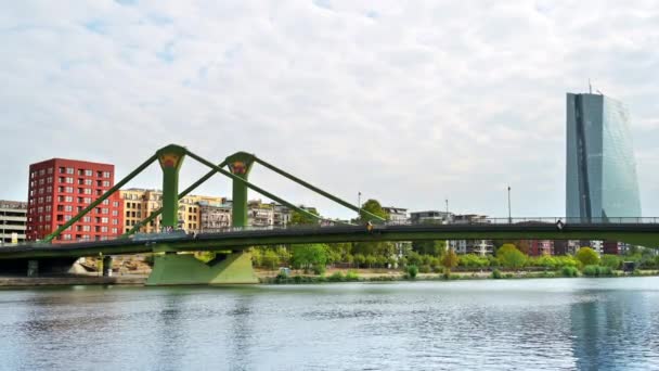 德国法兰克福市中心的城市景观 主干河 以桥梁 摩天大楼等建筑物为背景 — 图库视频影像