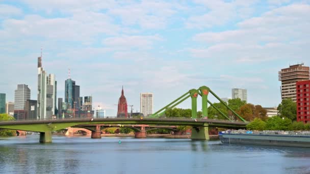 法兰克福 2022年9月11日 市中心的城市景观 以浮动船 摩天大楼为背景的主干河 — 图库视频影像