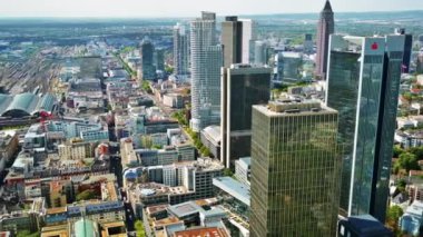 FRANKFURT, Almanya - 11 Eylül 2022: bir gökdelenden Frankfurt 'un panoramik manzarası. Çoklu konut ve ofis binaları, gökdelenler