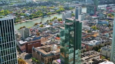 FRANKFURT, Almanya - 11 Eylül 2022: bir gökdelenden Frankfurt 'un panoramik manzarası. Birden fazla ev ve ofis binası, gökdelenler, nehir kenarı.