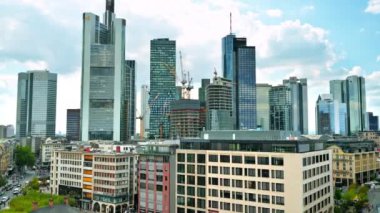 FRANKFURT, ALMANY - 11 Eylül 2022: şehir merkezinin sokak manzarası. Çoklu modern binalar ve gökdelenler