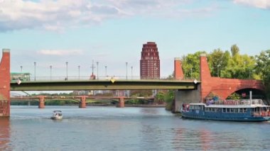 FRANKFURT, Almanya - 11 Eylül 2022: şehir merkezi şehir manzarası. Yüzen tekneleri, gökdelenleri ve diğer binaları olan ana nehir.