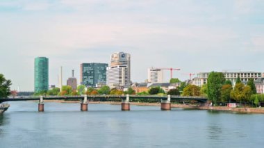 FRANKFURT, Almanya - 11 Eylül 2022: Frankfurt şehir merkezi, Almanya. Köprü ile River Main, arka planda gökdelenler