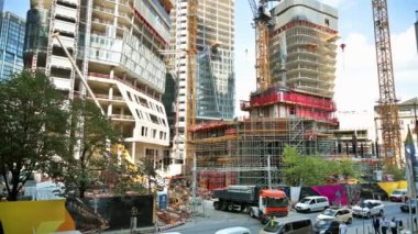 FRANKFURT, ALMANY - 11 Eylül 2022: şehir merkezinin sokak manzarası. Çoklu modern bina ve gökdelenlerin inşaat çalışmaları