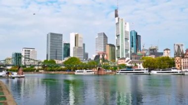 FRANKFURT, Almanya - 11 Eylül 2022: Frankfurt şehir merkezi, Almanya. Demirlemiş tekneleri ve arka planında gökdelenleri olan ana nehir.