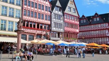 FRANKFURT, GERÇEK - EYLÜL 2022: Kafelerde ve yarım keresteli binalarda dinlenen bir sürü insan var.