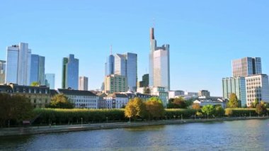 Frankfurt şehri, Almanya 'da. Demirlemiş tekneleri, arka planında gökdelenleri, diğer binaları, yürüyen insanları olan River Main.