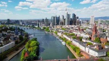 Frankfurt şehir merkezinin hava aracı görüntüsü, Almanya. Köprüleri, yeşillikleri, binaları, gökdelenleri olan ana nehir.