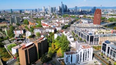 Frankfurt şehir merkezinin hava aracı görüntüsü, Almanya. Birden fazla mesken ve ofis binası, yeşillik, arabalı yollar, uzaktaki gökdelenler.