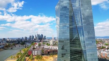 Frankfurt şehir merkezinin hava aracı görüntüsü, Almanya. Köprüleri, yeşillikleri, binaları, gökdelenleri olan ana nehir.