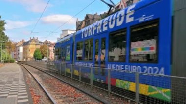 FRANKFURT, ALMANY - EYLÜL 2022: şehir merkezinin sokak manzarası. Klasik binaları ve hareket eden tramvayı olan bir sokak.