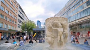FRANKFURT, ALMANY - EYLÜL 2022: şehir merkezinin sokak manzarası. Çeşmeli meydan, birden fazla yürüyen insan ve modern binalar