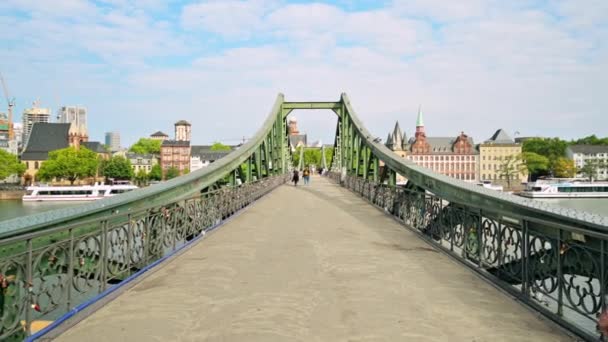 法兰克福 法兰克福 2022年9月11日 城市景观 从河上的一座桥 步行的人 远处的建筑物 — 图库视频影像
