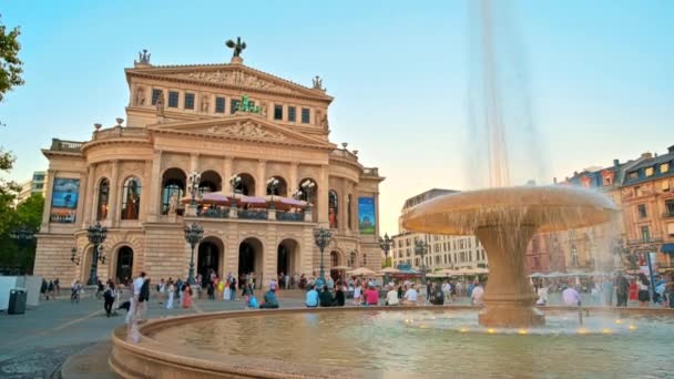 フランクフルト ドイツ 2022年9月 日没時にダウンタウンの街の景色 Alte Operと噴水のあるOpernplatz 休憩中の人々 — ストック動画