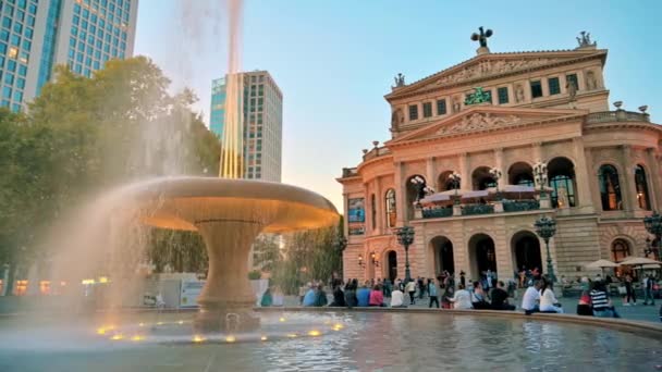 法兰克福 2022年9月 日落时市中心的街景 操作平台与Alte Oper和喷泉 休息的人 — 图库视频影像