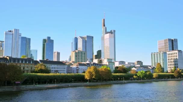 Stadsbilden Frankfurt Centrum Tyskland River Main Med Förtöjda Båtar Skyskrapor — Stockvideo