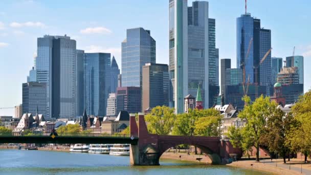 Stadsbilden Frankfurt Centrum Tyskland River Main Med Bro Och Förtöjda — Stockvideo