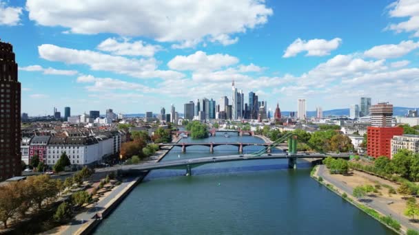 ドイツのフランクフルトのダウンタウンの空中ドローンビュー 川の主な橋 遠くの高層ビル — ストック動画