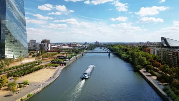 ドイツのフランクフルトのダウンタウンの空中ドローンビュー 川橋やフローティングボート 超高層ビルとメイン — ストック動画