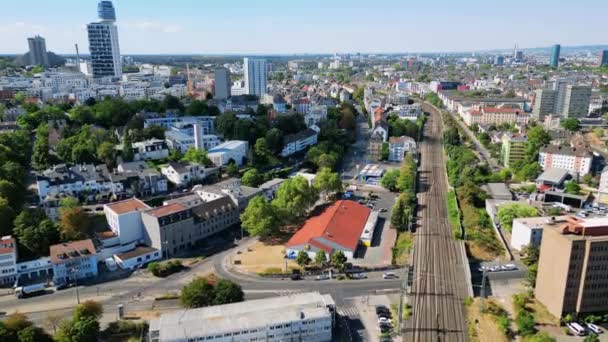 ドイツのフランクフルトの空中ドローンビュー 複数の住宅やオフィスビル 車のある道路 — ストック動画