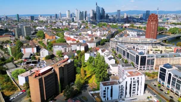 ドイツのフランクフルトのダウンタウンの空中ドローンビュー 複数の住宅やオフィスビル 車のある道路 遠くの高層ビル — ストック動画