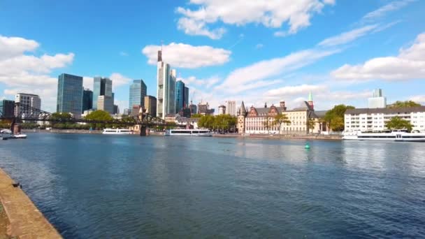 德国法兰克福市中心的城市景观 主干河 有一座桥和停泊的船 背景上有摩天大楼 其他建筑物 — 图库视频影像