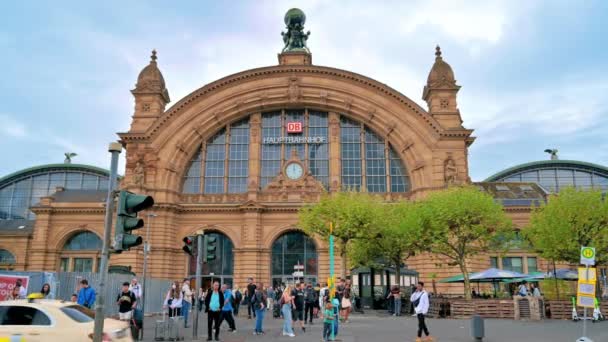 フランクフルト ドイツ 2022年9月 ダウンタウンの街の景色 フランクフルト中央駅と複数の人々 — ストック動画