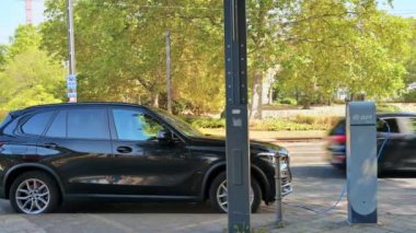 FRANKFURT, GERMANY - EYLÜL 2022: elektrikli araba şarj istasyonunda BMW X5 şarj ediliyor