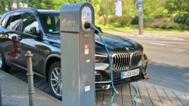FRANKFURT, GERMANY - EYLÜL 2022: elektrikli araba şarj istasyonunda BMW X5 şarj ediliyor