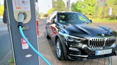 FRANKFURT, GERMANY - EYLÜL 2022: elektrikli araba şarj istasyonunda BMW X5 şarj ediliyor
