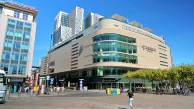 FRANKFURT, ALMANY - EYLÜL 2022: şehir merkezinin sokak manzarası. Birden fazla modern binası ve yürüyen insanları olan büyük bir meydan.