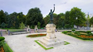 CHISINAU, MOLDOVA - Eylül, 2022: şehir merkezinin hava aracı görüntüsü. Central Park yakınlarındaki Büyük Stephen Anıtı 'nın manzarası. Bir sürü yeşillik, çiçekler, yürüyen insanlar.