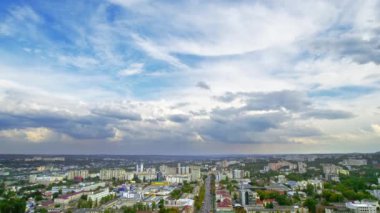 Chisinau 'nun Moldova' daki hava aracı görüntüsü. Birden fazla konut ve işyeri manzarası, bir sürü yeşillik, hareket halindeki arabalar, şehir manzarası.