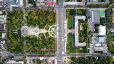 Chisinau 'nun Moldova' daki hava aracı görüntüsü. Central Park, Katedral, Hükümet, bir sürü yeşillik, binalar dikey görünüm