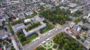 Chisinau 'nun Moldova' daki hava aracı görüntüsü. Merkezi parklar, Katedral, Hükümet, bir sürü yeşillik, binalar, şehir manzarası