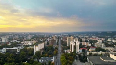 Chisinau 'nun günbatımında Moldova' da hava aracı görüntüsü. Belediye başkanlığı ve parlamentoyla şehir merkezi manzarası, birden fazla bina, yollar, yemyeşil, şehir manzarası