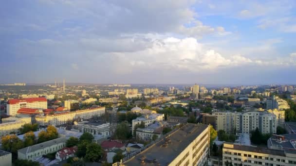 中午时分俯瞰摩尔多瓦基希讷乌市中心的无人驾驶飞机 多个住宅和办公大楼 许多绿地 移动的汽车 城市景观 — 图库视频影像