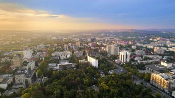 Chisinau Nun Günbatımında Moldova Hava Aracı Görüntüsü Belediye Başkanlığı Parlamentoyla — Stok video