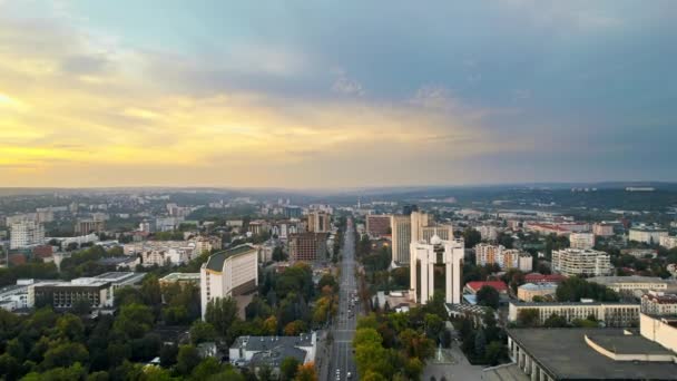 Aerial Drone Näkymä Chisinau Auringonlaskun Aikaan Moldova Näkymä Kaupungin Keskustaan — kuvapankkivideo