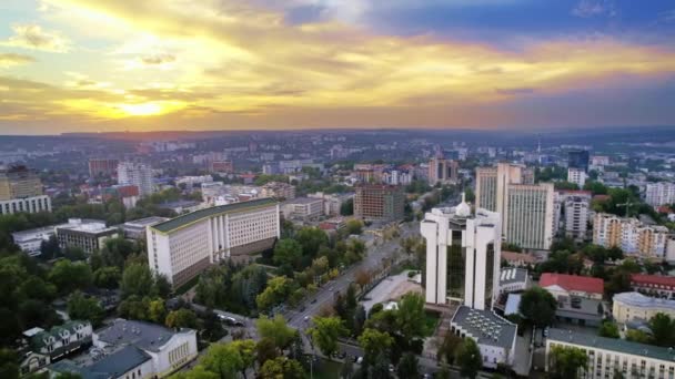 在日落时空中俯瞰基希讷乌 摩尔多瓦 城市中心景观 有总统和议会 多座建筑物 茂密的绿地 城市景观 — 图库视频影像