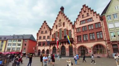 FRANKFURT, GERMANY - 11 Eylül 2022: Roemerberg manzarası. Meydanda belediye binası, birden fazla insan, çeşme ve eski binalar var.