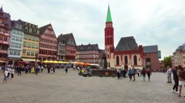 FRANKFURT, GERMANY - 11 Eylül 2022: Roemerberg manzarası. Eski St. Nicholas Kilisesi 'nin olduğu meydan, birden fazla insan, çeşme ve yarım keresteli binalar.