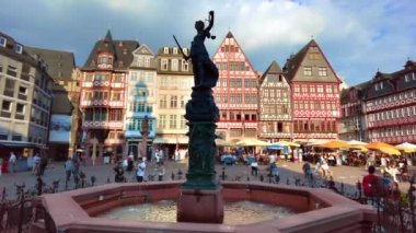 FRANKFURT, GERMANY - 11 Eylül 2022: Roemerberg manzarası. Eski St. Nicholas Kilisesi 'nin olduğu meydan, birden fazla insan, çeşme ve yarım keresteli binalar.