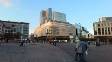 FRANKFURT, ALMANY - 11 Eylül 2022: şehir merkezinin sokak manzarası. Birden fazla modern binası ve yürüyen insanları olan büyük bir meydan.