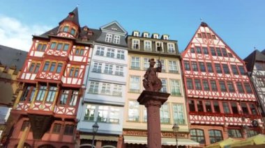 Frankfurt, Almanya 'daki Roemerberg manzarası. Eski Aziz Niklas Kilisesi ile kare, bir kolon ve yarım ahşap binalar.