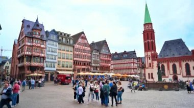 FRANKFURT, GERMANY - 11 Eylül 2022: Roemerberg manzarası. Eski St. Nicholas Kilisesi 'nin olduğu meydan, birden fazla insan, çeşme ve yarım keresteli binalar.