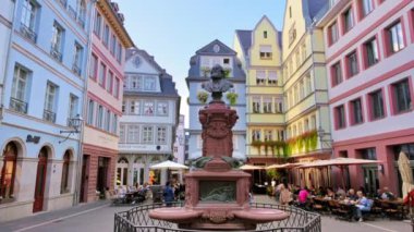 FRANKFURT, Almanya - 11 Eylül 2022: Stoltze Çeşmesi Eski Şehir 'de yer almaktadır. Yarım ahşap binalar ve etraftaki insanlar.