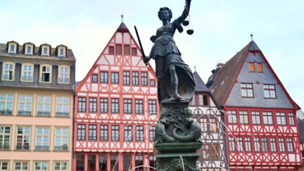 Frankfurt Germany September 2022 Ftain Justice Located Roemerberg 半木制建筑物和背景上的人 — 图库视频影像