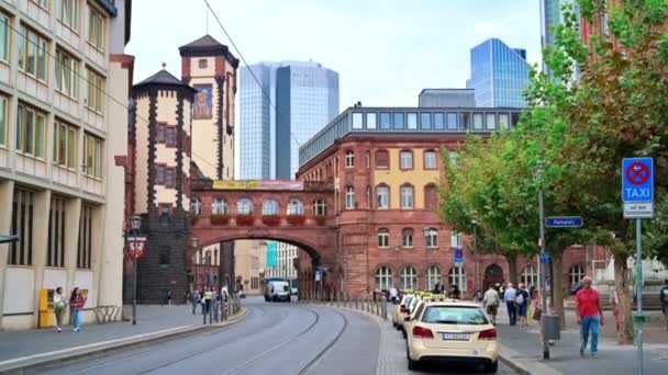 法兰克福 2022年9月11日 城市的街景 街道上有古旧和现代的建筑物 人和移动的汽车 — 图库视频影像